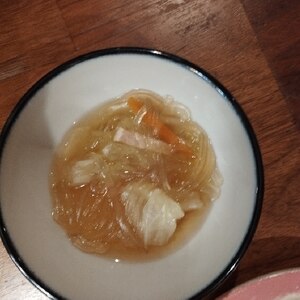 にんじんとワカメの春雨スープ